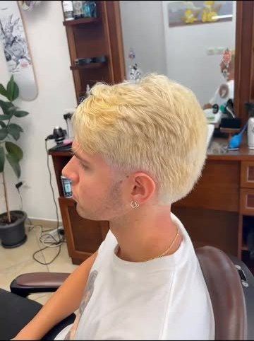 Taglio corto decolorato fino al biondo platino, realizzato da La Forbice di Vanni