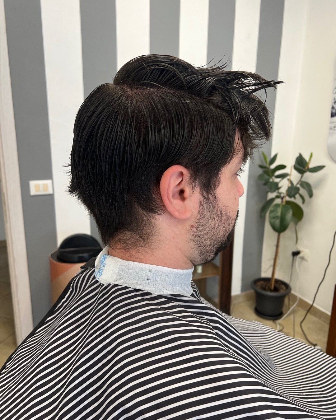 Taglio su capelli lunghi visto da dietro