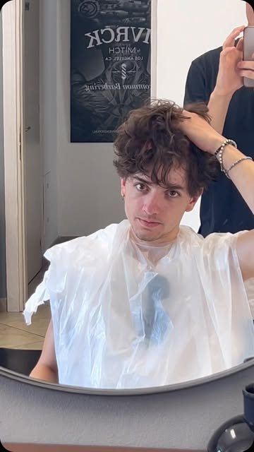 Applicazione del colore sui capelli in salone
