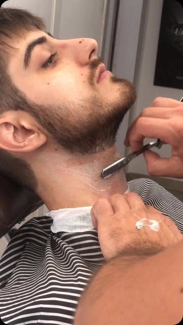 Rasatura della barba col rasoio a lama