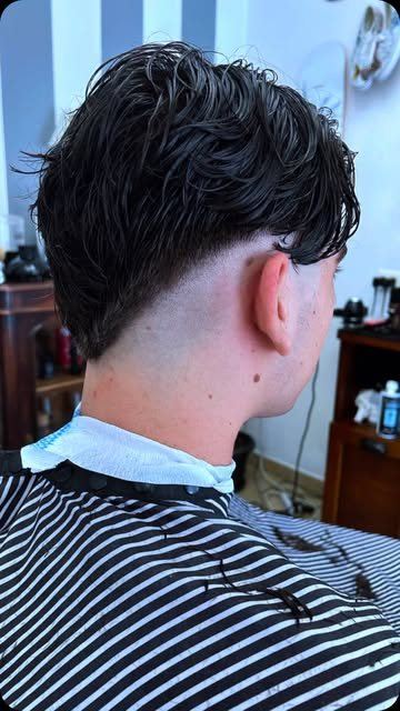 Capelli ricci con sfumatura bassa, visti da dietro