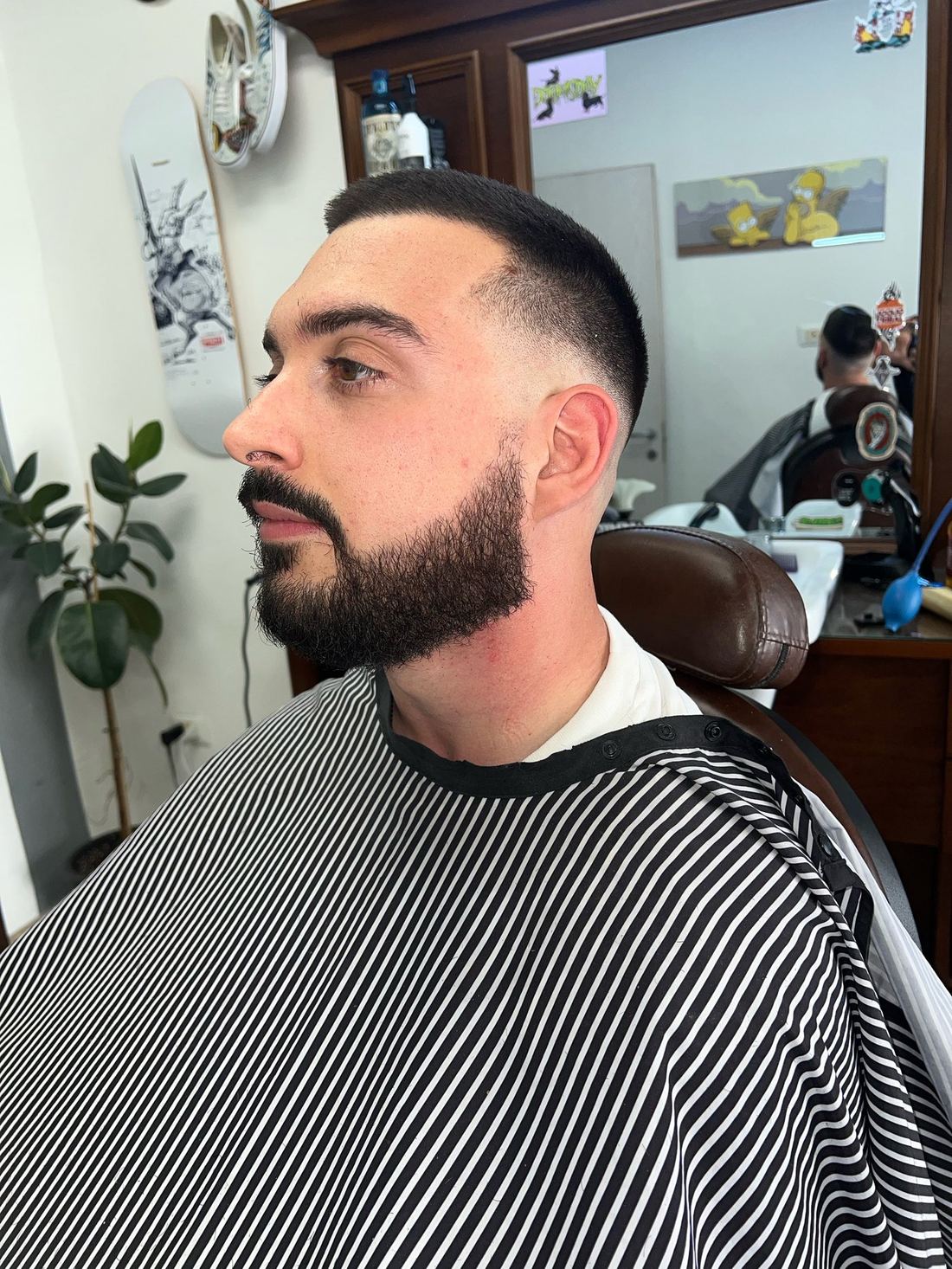 Ritratto di profilo con sfumatura laterale e barba rifinita